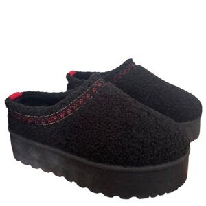 Mudd Stormy Black Platform Slip On Slippers Faux Fur Red Embroidery & Pull Tabs